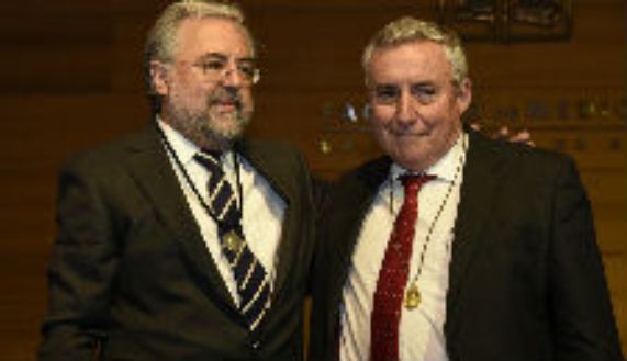 El doctor Manuel Kukuljan recibió la medalla Andrés Bello, que simboliza su mandato en la Facultad de Medicina, de manos del rector de la Universidad de Chile, doctor Ennio Vivaldi. 