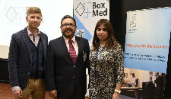 Andrei Malakew, de BoxMed, una de las empresas expositoras; doctor Adalmerto Amaya y profesora Claudia Arancibia. 