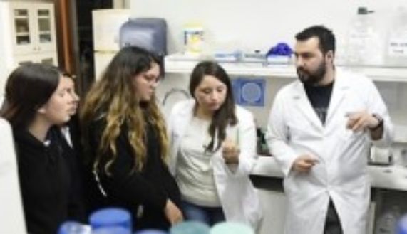 Escolares visitaron laboratorios y se reunieron con investigadores del Centro de Estudios en Ejercicio, Metabolismo y Cáncer