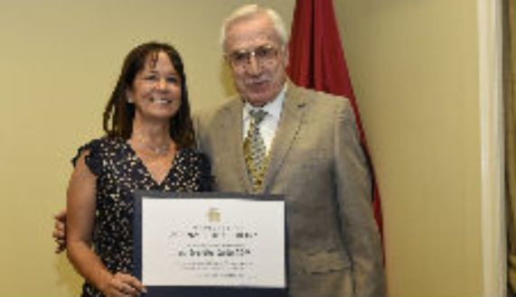 La dra. Santolaya recibió el diploma que la acredita como miembro correspondiente de manos del presidente saliente de la Academia Chilena de Medicina, dr. Humberto Reyes. 