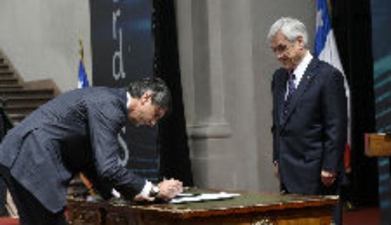 El doctor Couve en la firma de aceptación como el primer ministro de Ciencia y Tecnología del país, frente al Presidente Sebastián Piñera
