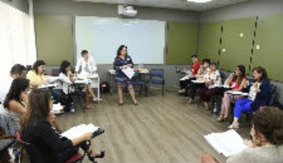 Las profesoras Patricia Elgueta y Alicia Carrasco durante el taller de formación de consultores en salud sexual y reproductiva. 