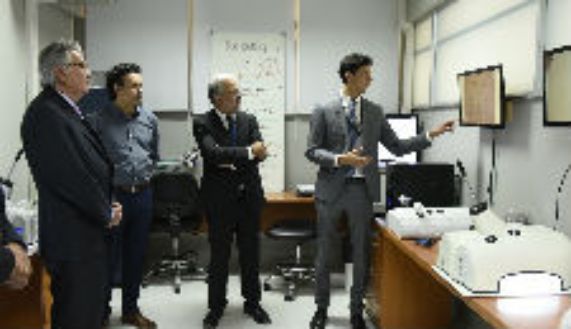 El doctor Juan Eduardo Contreras; ing. Rodrigo Mejías, doctores Manuel Kukuljan y Boris Marinkovic, quien muestra el nuevo simulador quirúrgico. 