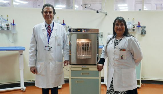 El Dr. Enrique Mullins junto a la Dra. Andrea Mena