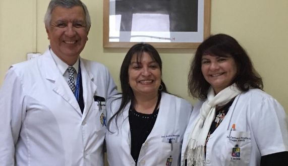 Autoridades y profesionales del Hospital Roberto del Río manifestaron su agradecimiento con los equipos entregados por la Facultad de Medicina. 