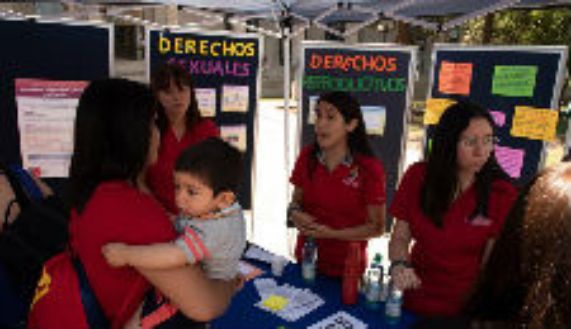 La feria tuvo gran acogida entre los transeúntes que la visitaron.