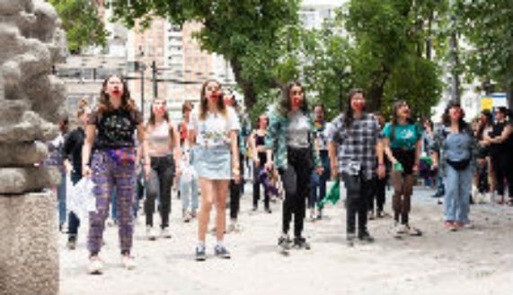 Las estudiantes representaron la coreografía en homenaje a Xaviera Rojas. 