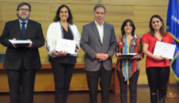 Los docentes Luis Romero, Pía Villanueva, Carmen Julia Coloma y Lilian Toledo recibieron de parte del decano dela Facultad de Medicina, doctor Miguel O'Ryan, reconocimiento a sus años de servicios