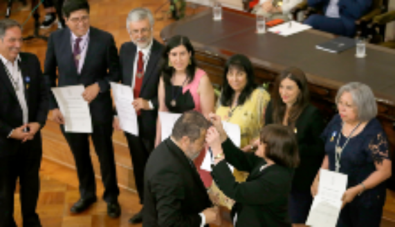 Durante la ceremonia se entregó la Medalla Profesor Titular a ocho académicos de la Facultad de Medicina