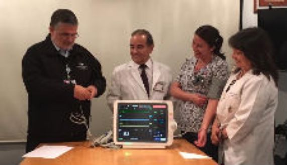 Junto al nuevo monitor multiparámetro, los doctores Julio Montt Vidal, director del Hospital Luis Tisné; José Lattus Olmos, director académico (s) para dicho recinto; una funcionaria que usará el equipo y la doctora Andrea Mena, directora clínica de la Facultad de Medicina.