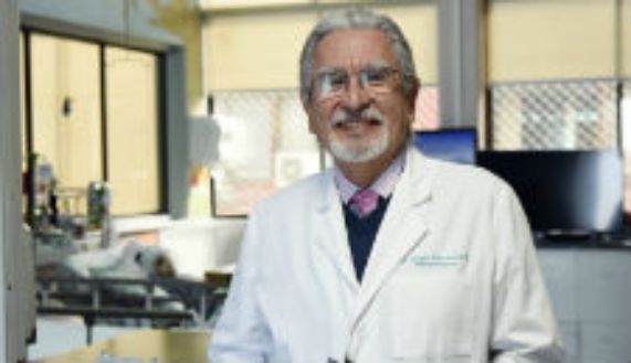 El doctor Sergio Valenzuela está orgulloso del clima integrador de su servicio, que favorece la formación de nuevas generaciones de especialistas. 