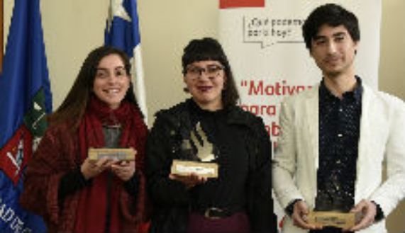 Los nuevos becados Valentina de Gregorio, Alejandra Troncoso y el doctor Félix Urra.