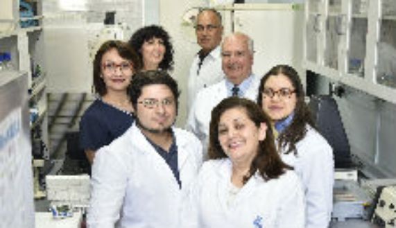 El equipo del dr. Vargas: Francisco Pérez, Rebeca Bustamante, Ana María Capote. Atrás: Patricia Pizarro, Carolina Ponce, Antonio Alzola, Sergio Vargas.