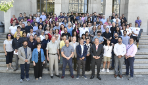 La comunidad del Instituto de Ciencias Biomédicas en su vigésimosexto aniversario. 