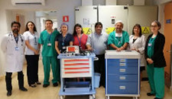 La Unidad de Hemodinamia recibiendo los equipos, junto a los doctores Alberto Vargas, dir. del Instituto Nacional del Tórax; Andrea Mena, dir. clínica FMUCH; y Víctor Rossel, dir. académico de la FMUCH en el instituto, así como a la sra. María Luisa Zenteno, coordinadora Unidad Asistencial-Docente del instituto.