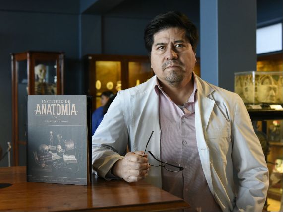 El doctor Julio Cárdenas recopiló la historia del Instituto de Anatomía y la presenta en una hermosa edición fotográfica