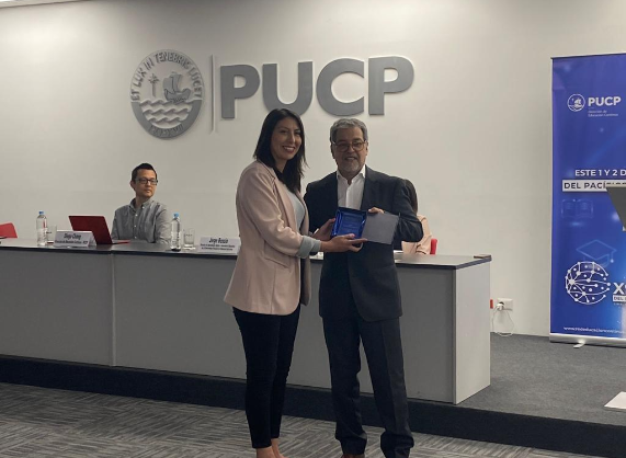Jaime Muñoz recibiendo el premio a la trayectoria en Educación Continua otorgado por REDUC.