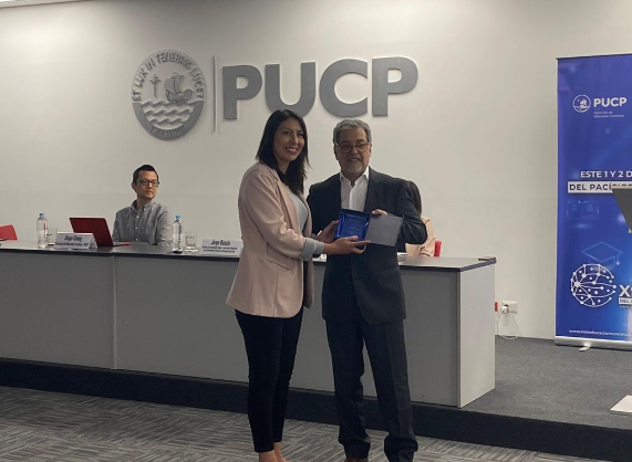 Jaime Muñoz recibiendo el premio a la trayectoria en Educación Continua otorgado por REDUC. 