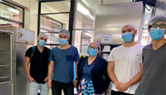 Los estudiantes Ignacio del Río y Daniel Rojas junto a Patricia Román, de la Central de Esterilización del hospital, y los alumnos Pablo Ilabaca y Marcelo Jiménez.