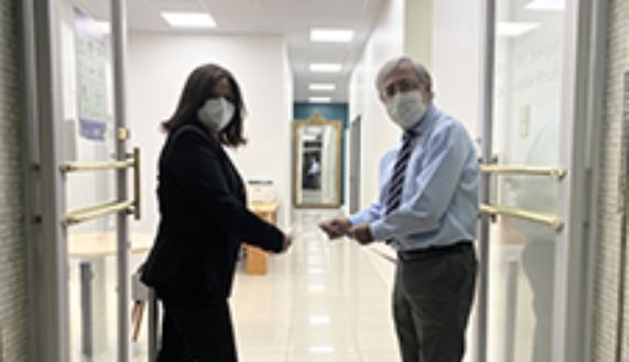 La profesora Verónica Aliaga, directora del Departamento de Kinesiología, y el doctor Manuel Kukuljan, decano de la Facultad de Medicina, durante el corte de cinta inaugural de las nuevas dependencias.