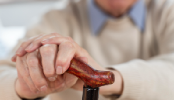 La sarcopenia es una afección que se caracteriza por la pérdida de masa, fuerza y funcionamiento de los músculos en los adultos mayores y en personas con condiciones como obesidad, ciertas distrofias o que han hecho reposos prolongados, como los hospitalizados.