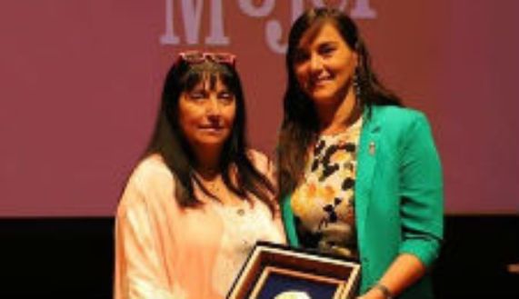 La doctora Adela Montero recibió su premio de manos de la doctora Izkia Siches, presidenta del Colegio Médico de Chile 