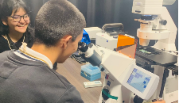 Los estudiantes pudieron interactuar con microscopios de última generación