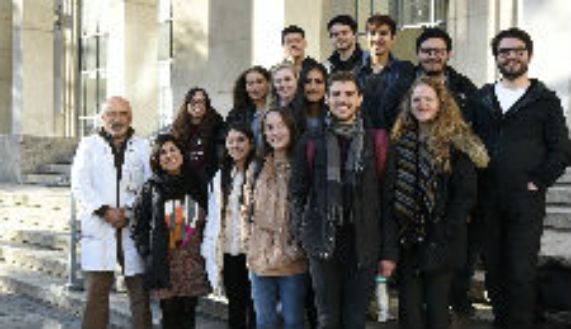 Los estudiantes de la Universidad de Harvard junto al doctor Miguel Ángel Cuevas.