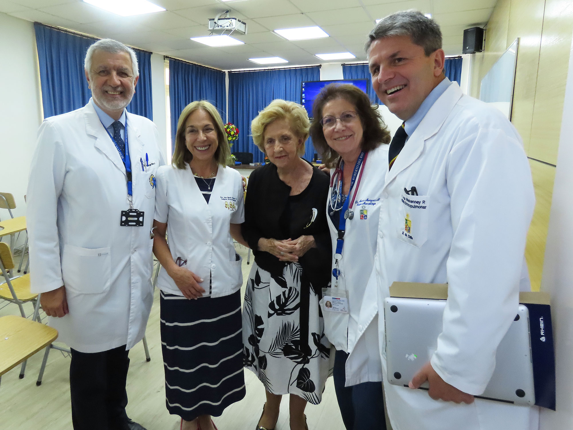 Salas de médicos del Hospital Roberto del Rio fueron rebautizadas con